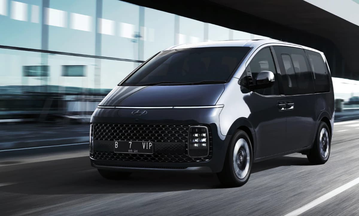 Hyundai Staria - Premium Umrah transport vehicle